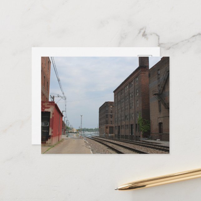 Gebäude und Zugtrassen in Burlington, Iowa Postkarte (Vorderseite/Rückseite Beispiel)