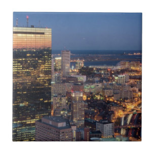 Gebäude von Boston mit Licht schleppt auf Straße Fliese