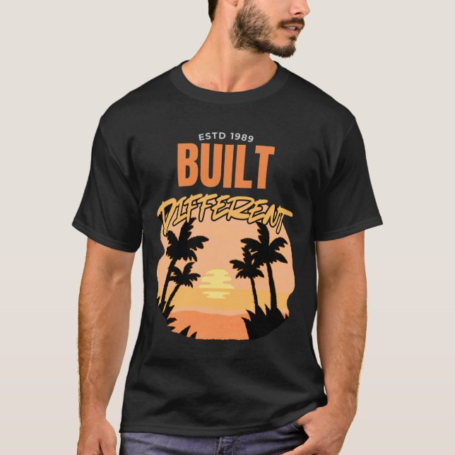 Gebaut anders ESTD 1989 Palm Beach T-Shirt (Vorderseite)