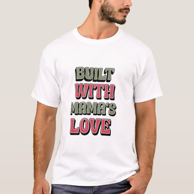 GEBAUT MIT DER MAMA-LIEBE T-Shirt (Vorderseite)