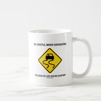 Geben Sie acht, wenn Sie die Straße des Lebens Kaffeetasse