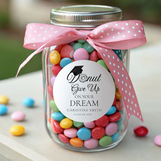 Geben Sie auf Ihren Traum Abschluss Donut auf Runder Aufkleber (Von Creator hochgeladen)