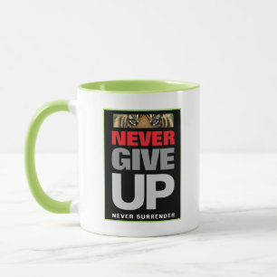 Geben Sie niemals auf, sich nie von weißem und grü Tasse