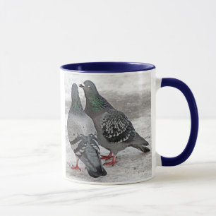 Geben Sie uns eine Kuss-Tauben-Geschenk-Tasse Tasse