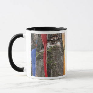 Gebetsfahnen hängen nahe Taktshang Tasse