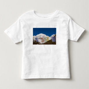 Gebetsfahnen und Monte Jhomolhari, Bhutan. Kleinkind T-shirt