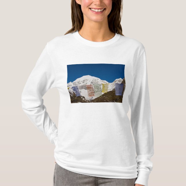 Gebetsfahnen und Monte Jhomolhari, Bhutan. T-Shirt (Vorderseite)