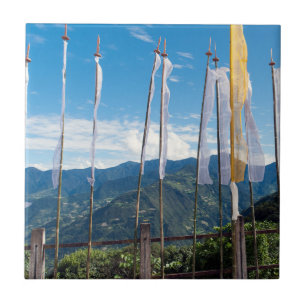 Gebetsflaggen in den östlichen Bergen von Bhutan Fliese