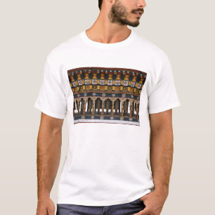 Gebetsmühlen auf einem kleinen öffentlichen Platz T-Shirt