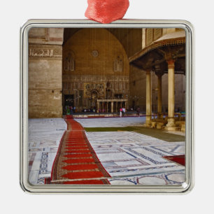Gebetsteppiche führen in eine islamische Moschee, Silbernes Ornament
