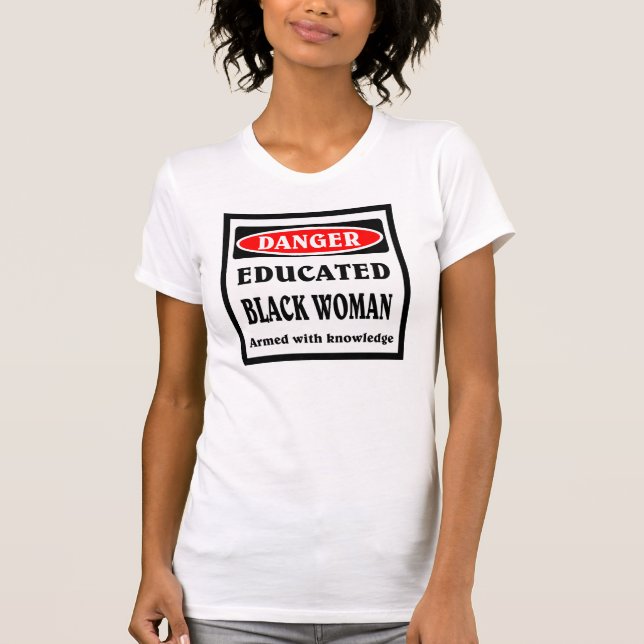 Gebildete schwarze Frau. T-Shirt (Vorderseite)