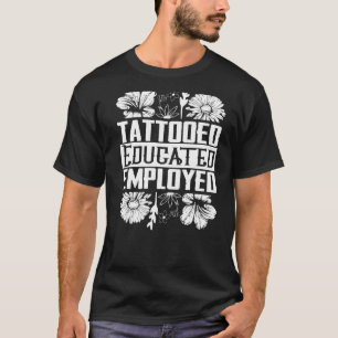 Gebildete Tattookünstlerin in kalter Haut T-Shirt