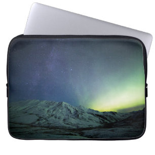 Gebirge Aurora Borealis & Milky Way Alaska Laptopschutzhülle