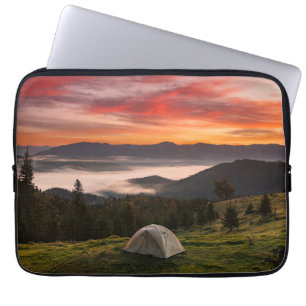 Gebirge Camping Foggy Sunrise Laptopschutzhülle