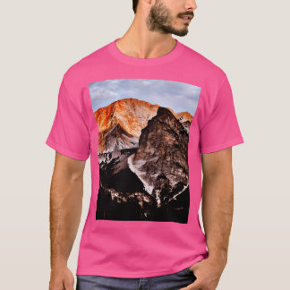 Gebirge mit einem hellen Himmel grafisch T-Shirt