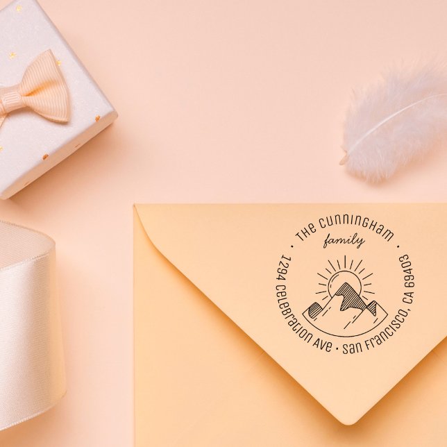 Gebirge und Sonnenfamilie Runde Rücksendeadresse Permastempel (Von Creator hochgeladen)