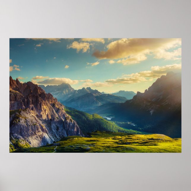Gebirge und Tal bei Sonnenuntergang Poster (Vorne)