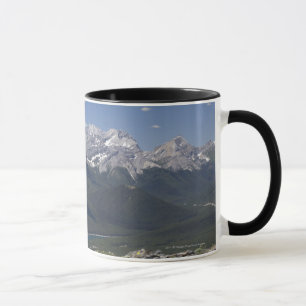 Gebirgszug und See von auf einem Berg Tasse