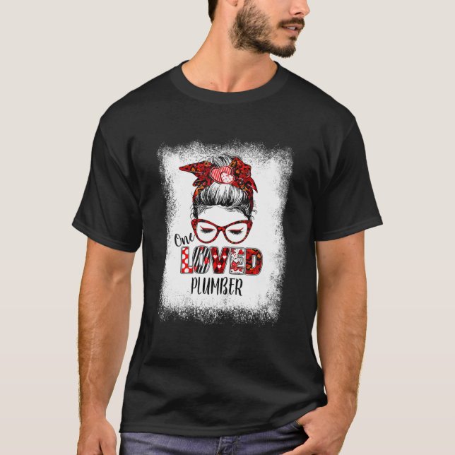 gebleicht Messy Bun One Loved Plumber Valentine's  T-Shirt (Vorderseite)