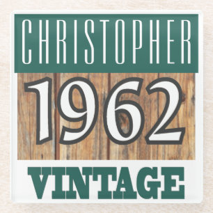 Geboren 1962. Name und Jahr auf einem Untersetzer 