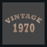 Geboren 1970 Vintager Geburtstag Poster<br><div class="desc">Mit dieser limitierten Auflage von GeburtstagsSonnenuntergang im Vintagen Retro-Look mit phantastischer Typografie-Schriftart-Schrift können Sie Ihrem Kleiderschrank etwas Originalität hinzufügen. Es ist eine großartige Geschenkidee für Männer, Frauen, Ehemann, Ehefrau und einen Freund, der dieses Kunstwerk Liebe wird. Das beste und lustigste Urlaubsprojekt für Ihr Party zum Geburtstag. Wenn Ihnen dieses Kunstwerk...</div>