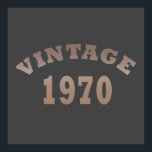 Geboren 1970 Vintager Geburtstag Poster<br><div class="desc">Mit dieser limitierten Auflage von GeburtstagsSonnenuntergang im Vintagen Retro-Look mit phantastischer Typografie-Schriftart-Schrift können Sie Ihrem Kleiderschrank etwas Originalität hinzufügen. Es ist eine großartige Geschenkidee für Männer, Frauen, Ehemann, Ehefrau und einen Freund, der dieses Kunstwerk Liebe wird. Das beste und lustigste Urlaubsprojekt für Ihr Party zum Geburtstag. Wenn Ihnen dieses Kunstwerk...</div>