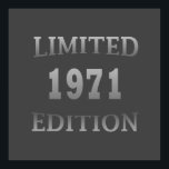 Geboren 1971 Geburtstag in limitierter Auflage Poster<br><div class="desc">Sie können Ihrem Kleiderschrank etwas Originalität hinzufügen mit dieser limitierten Auflage Original Geburtstag Sonnenuntergang gestresst Vintag Retro-Look mit phantastischen Typografie Schriftart Schriften, ist eine großartige Geschenkidee für Männer, Frauen, Ehemann, Ehefrau Freundin, und ein Freund, der dieses eine von einer Art Kunstwerk Liebe wird. Das beste und lustigste Urlaubsprojekt für Ihr...</div>