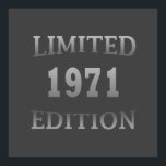 Geboren 1971 Geburtstag in limitierter Auflage Poster<br><div class="desc">Sie können Ihrem Kleiderschrank etwas Originalität hinzufügen mit dieser limitierten Auflage Original Geburtstag Sonnenuntergang gestresst Vintag Retro-Look mit phantastischen Typografie Schriftart Schriften, ist eine großartige Geschenkidee für Männer, Frauen, Ehemann, Ehefrau Freundin, und ein Freund, der dieses eine von einer Art Kunstwerk Liebe wird. Das beste und lustigste Urlaubsprojekt für Ihr...</div>