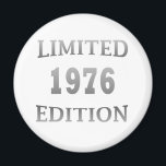 geboren 1976 Geburtstagsausgabe Magnet<br><div class="desc">Mit diesem originellen und modernen Grafikdesign mit phantastischen Typografie-Schriftart-Schriftzeichen können Sie Ihrem Kleiderschrank etwas Originalität hinzufügen. Es ist eine tolle Geschenkidee für Männer, Frauen, Ehemann, Ehefrau und einen Freund, der dieses einzigartige Kunstwerk Liebe geben wird. Das beste und lustigste Urlaubsprojekt für Ihr Party zum Geburtstag. Wenn Ihnen dieses Kunstwerk gefällt,...</div>