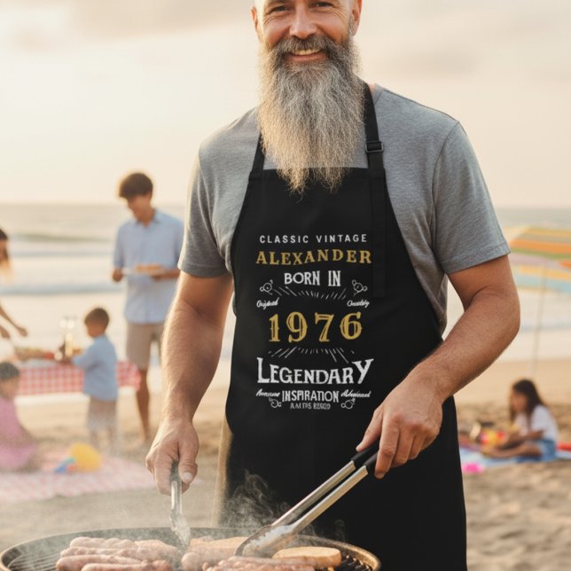 "Geboren 1976" Grill Master Schürze für Männer (Man wearing a personalized apron while BBQ'ing at a beach )