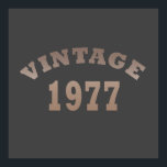 geboren 1977 Vintager Geburtstag Poster<br><div class="desc">Mit diesem originellen und modernen Grafikdesign mit phantastischen Typografie-Schriftart-Schriftzeichen können Sie Ihrem Kleiderschrank etwas Originalität hinzufügen. Es ist eine tolle Geschenkidee für Männer, Frauen, Ehemann, Ehefrau und einen Freund, der dieses einzigartige Kunstwerk Liebe geben wird. Das beste und lustigste Urlaubsprojekt für Ihr Party zum Geburtstag. Wenn Ihnen dieses Kunstwerk gefällt,...</div>