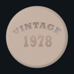 Geboren 1978 Vintag modischer Klassiker Magnet<br><div class="desc">Mit diesem originellen und modernen Grafikdesign mit phantastischen Typografie-Schriftart-Schriftzeichen können Sie Ihrem Kleiderschrank etwas Originalität hinzufügen. Es ist eine tolle Geschenkidee für Männer, Frauen, Ehemann, Ehefrau und einen Freund, der dieses einzigartige Kunstwerk Liebe geben wird. Das beste und lustigste Urlaubsprojekt für Ihr Party zum Geburtstag. Wenn Ihnen dieses Kunstwerk gefällt,...</div>