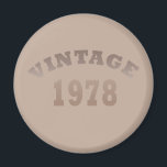 Geboren 1978 Vintag modischer Klassiker Magnet<br><div class="desc">Mit diesem originellen und modernen Grafikdesign mit phantastischen Typografie-Schriftart-Schriftzeichen können Sie Ihrem Kleiderschrank etwas Originalität hinzufügen. Es ist eine tolle Geschenkidee für Männer, Frauen, Ehemann, Ehefrau und einen Freund, der dieses einzigartige Kunstwerk Liebe geben wird. Das beste und lustigste Urlaubsprojekt für Ihr Party zum Geburtstag. Wenn Ihnen dieses Kunstwerk gefällt,...</div>