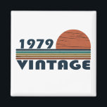 Geboren 1979 Vintager Geburtstag Magnet<br><div class="desc">Mit diesem originellen, 1979 in Retro-Look gestalteten Geburtstagsdesign mit phantastischen Farbtönen und Typografie geschriebenen Schriftart, können Sie Ihrem Kleiderschrank etwas Originalität hinzufügen. Es ist eine großartige Geschenkidee für Männer, Frauen, Ehemann, Ehefrau und einen Freund, der dieses einmalige Kunstwerk Liebe geben wird. Das phantastischste und lustigste Urlaubsgeschenk für Ihr Party zum...</div>
