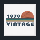Geboren 1979 Vintager Geburtstag Magnet<br><div class="desc">Mit diesem originellen, 1979 in Retro-Look gestalteten Geburtstagsdesign mit phantastischen Farbtönen und Typografie geschriebenen Schriftart, können Sie Ihrem Kleiderschrank etwas Originalität hinzufügen. Es ist eine großartige Geschenkidee für Männer, Frauen, Ehemann, Ehefrau und einen Freund, der dieses einmalige Kunstwerk Liebe geben wird. Das phantastischste und lustigste Urlaubsgeschenk für Ihr Party zum...</div>
