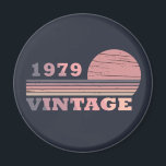 geboren 1979 Vintager Geburtstag pink und lila Magnet<br><div class="desc">Mit diesem modernen, lila und rosafarbenen, eleganten Geburtstagsgeschenk mit Vintagem Retro-Look und phantastischer Typografie-Schriftart-Schrift können Sie Ihrem Kleiderschrank etwas Originalität verleihen. Es ist eine großartige Geschenkidee für Frauen, Ehefrauen und Freundinnen, die dieses einzigartige Kunstwerk Liebe geben werden. Das beste und lustigste Urlaubsprojekt für Ihr Party zum Geburtstag. Wenn Ihnen dieses...</div>