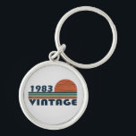 Geboren 1983 Vintager Geburtstag Schlüsselanhänger<br><div class="desc">Mit diesem originellen, 1983 in Retro-Look gestalteten Geburtstagsdesign mit phantastischen Farbtönen und Typografie geschriebenen Schriftart, können Sie Ihrem Kleiderschrank etwas Originalität hinzufügen. Es ist eine großartige Geschenkidee für Männer, Frauen, Ehemann, Ehefrau und einen Freund, der dieses einmalige Kunstwerk Liebe geben wird. Das phantastischste und lustigste Urlaubsgeschenk für Ihr Party zum...</div>