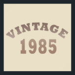geboren 1985 Vintager Geburtstag Poster<br><div class="desc">Mit diesem originellen und modernen Grafikdesign von 1985 mit phantastischen Schriftart- und Typografie-Schriftzeichen kann man dem Kleiderschrank etwas Originalität hinzufügen. Es ist eine großartige Geschenkidee für Männer, Frauen, Ehemann, Ehefrau und einen Freund, der dieses einmalige Kunstwerk Liebe geben wird. Das beste und lustigste Urlaubsprojekt für Ihr Party zum Geburtstag. Wenn...</div>