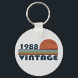 geboren 1988 Vintager Geburtstag Schlüsselanhänger<br><div class="desc">Mit diesem originellen, 1988 in Retro-Look gestalteten Geburtstagsdesign mit phantastischen Farbtönen und Typografie geschriebenen Schriftart können Sie Ihrem Kleiderschrank etwas Originalität hinzufügen. Das ist eine tolle Geschenkidee für Männer, Frauen, Ehemann, Ehefrau und einen Freund, der dieses einmalige Kunstwerk Liebe geben wird. Das phantastischste und lustigste Urlaubsgeschenk für Ihr Party zum...</div>
