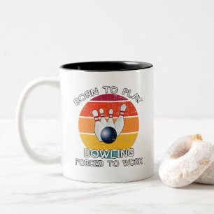 Geboren, Bowling zu spielen, der zum Arbeiten gezw Zweifarbige Tasse