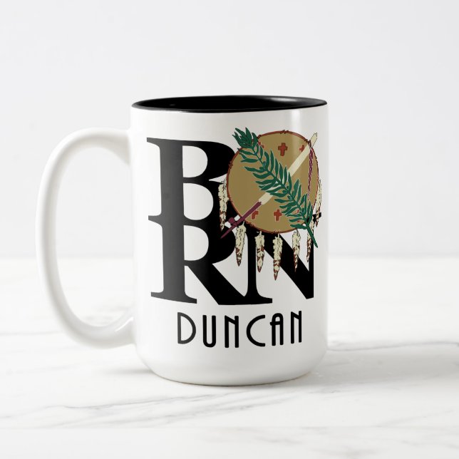 GEBOREN Duncan Oklahoma 15oz Zweifarbige Tasse (Links)
