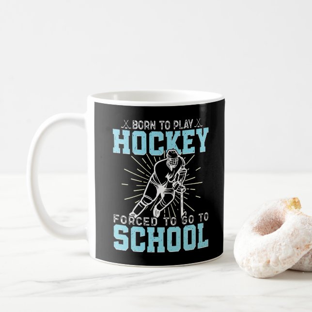 Geboren, Hockey zu spielen, gezwungen, zur Schule  Kaffeetasse (Mit Donut)