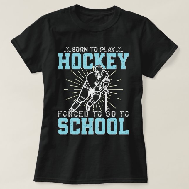 Geboren, Hockey zu spielen, gezwungen, zur Schule  T-Shirt (Design vorne)