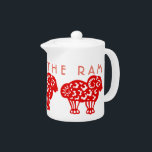 Geboren im chinesischen Zodiaktepot für das Brandj<br><div class="desc">Grosses Rot (für Feuerelement) Ram-Papierschnitt. Maßgeschneiderter weißer Teekessel. Sie können den Text (Farbe, Schriftart, Größe und Position) ganz einfach ändern, indem Sie auf die Schaltfläche Anpassen klicken. Ideal für Chinesisches Neujahr der Ram, Schafe oder Ziege und Geburtstag (Menschen geboren in Ram oder Ziege Jahr). — Die Ziege (Chinesisch: 羊; pinyin:...</div>