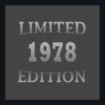geboren im Jahr 1978 Geburtstagslizenz Poster<br><div class="desc">Mit diesem originellen und modernen Grafikdesign mit phantastischen Typografie-Schriftart-Schriftzeichen können Sie Ihrem Kleiderschrank etwas Originalität hinzufügen. Es ist eine tolle Geschenkidee für Männer, Frauen, Ehemann, Ehefrau und einen Freund, der dieses einzigartige Kunstwerk Liebe geben wird. Das beste und lustigste Urlaubsprojekt für Ihr Party zum Geburtstag. Wenn Ihnen dieses Kunstwerk gefällt,...</div>
