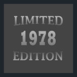 geboren im Jahr 1978 Geburtstagslizenz Poster<br><div class="desc">Mit diesem originellen und modernen Grafikdesign mit phantastischen Typografie-Schriftart-Schriftzeichen können Sie Ihrem Kleiderschrank etwas Originalität hinzufügen. Es ist eine tolle Geschenkidee für Männer, Frauen, Ehemann, Ehefrau und einen Freund, der dieses einzigartige Kunstwerk Liebe geben wird. Das beste und lustigste Urlaubsprojekt für Ihr Party zum Geburtstag. Wenn Ihnen dieses Kunstwerk gefällt,...</div>