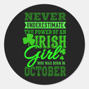 GEBOREN IM OKTOBER Geburtstag Irish Girl Women Mam Runder Aufkleber