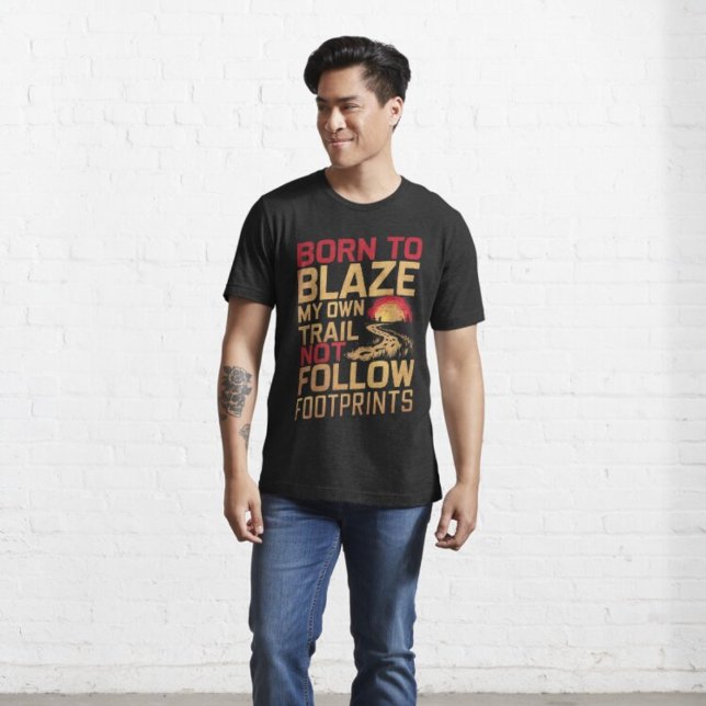 Geboren, meinen eigenen Weg zu schlagen, ohne Fußa T-Shirt (Von Creator hochgeladen)