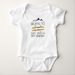 Geboren Skifahren mit Daddy - Ski Baby - Skier Strampler<br><div class="desc">Dieses Design-Angebot und das Snowboard-Icon "Geboren zum Ski mit Daddy" können ganz auf Ihre Bedürfnisse zugeschnitten werden,  um ein verheiratetes Paar zu einem Skiurlaubsgeschenk zu machen</div>