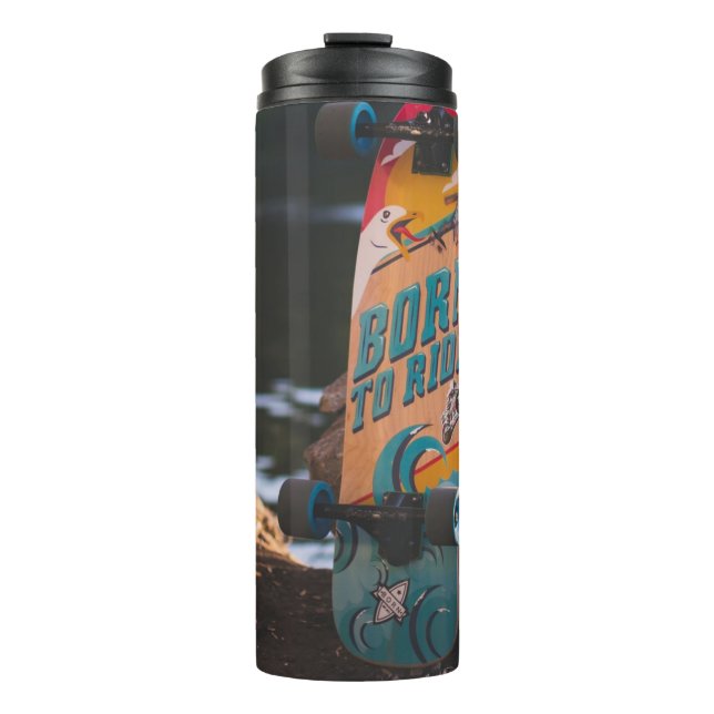 Geboren zu fahrende Skateboard Thermosbecher (Vorderseite)